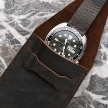 Load image into Gallery viewer, DE GRIFF Oiled Brown Watch Pouch